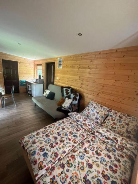 スマルジェビツェ Lesny Zakatek Bed & Breakfast エクステリア 写真