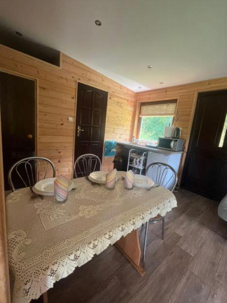 スマルジェビツェ Lesny Zakatek Bed & Breakfast エクステリア 写真