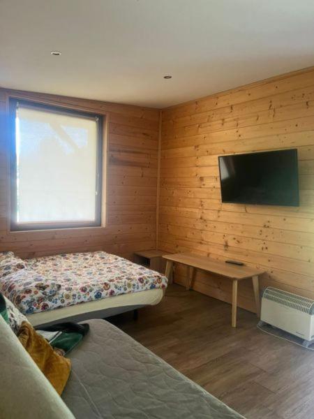スマルジェビツェ Lesny Zakatek Bed & Breakfast エクステリア 写真